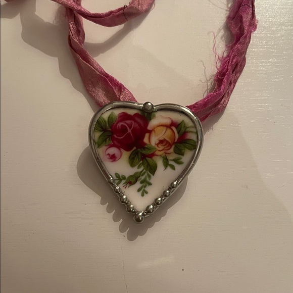 Floral Heart China Pendant Necklace with Pink Sari Ribbon - Picture 4 of 6